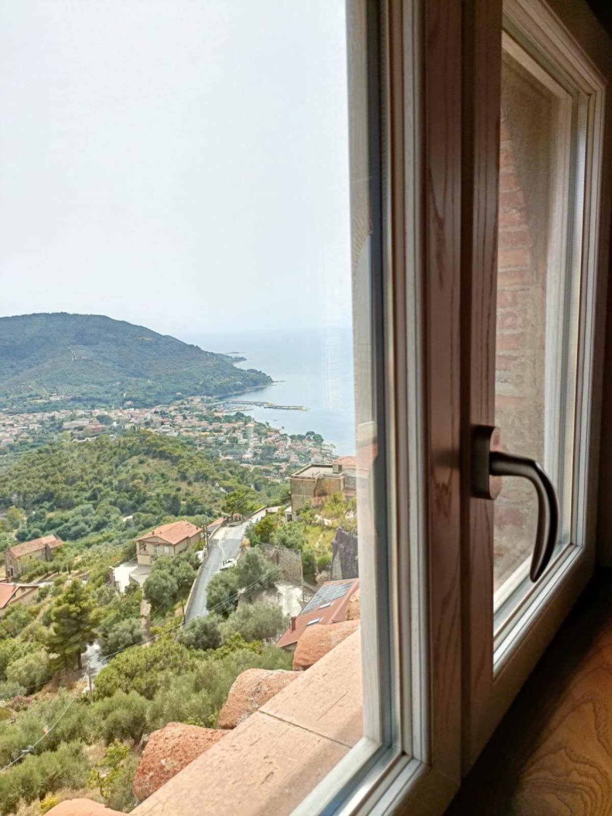 La Mansarda Bed & Breakfast Кастелабате Екстериор снимка
